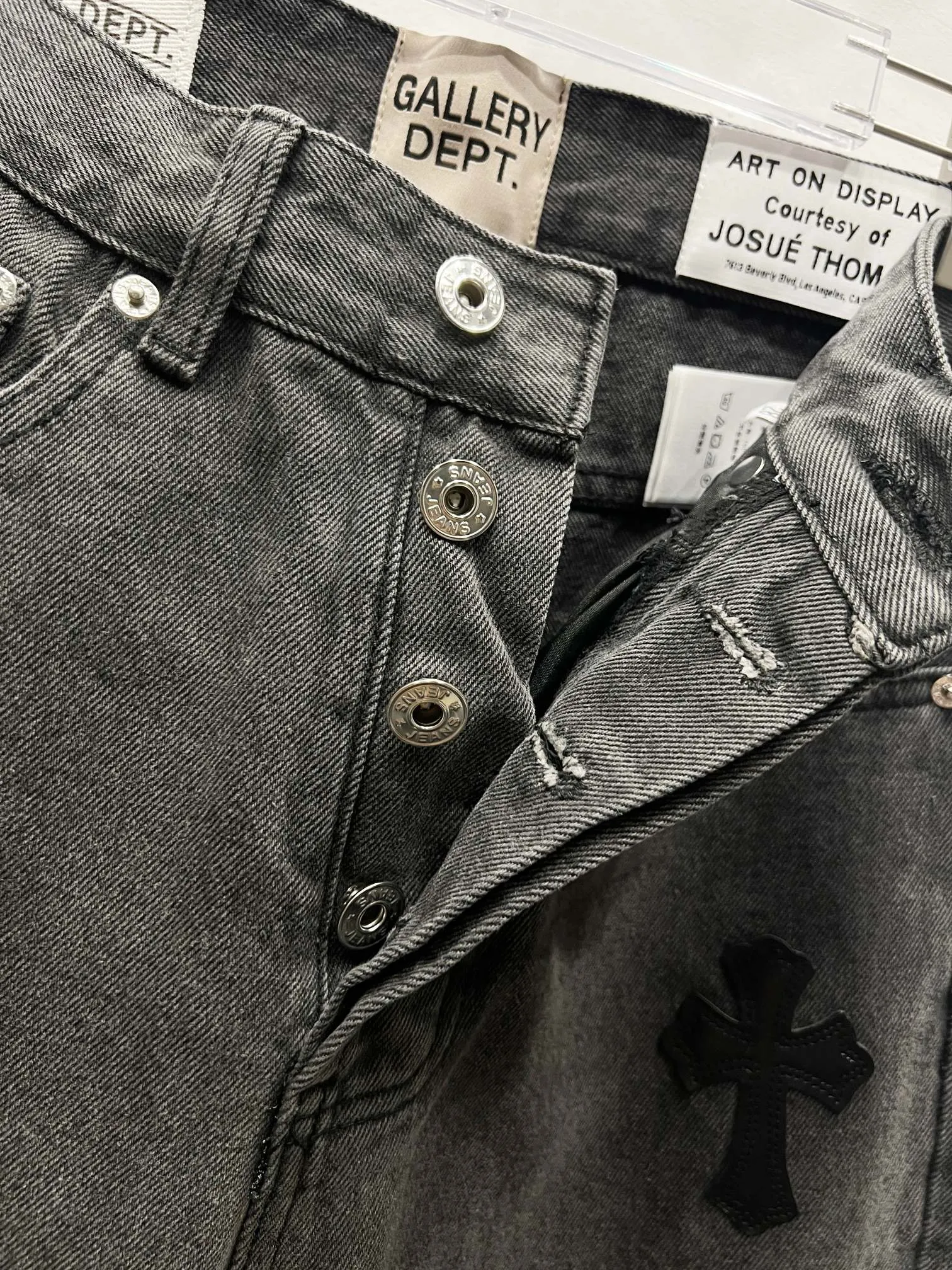 P260 Style number: (A002) GALLERY DEPT. Co-branded 2025 new black cross-leather splicing couple's style loose washed flared jeans 🔥High version🔥High version🔥 Top ceiling quality Styles with different washed textures are very friendly to people with thin legs and thick legs. The slightly flared version is very flattering. Moderate length that never goes out of style, easy to match with casually, basic styling for various styles, a must-have in the wardrobe! The fabric is stiff but also makes the upper body soft without losing texture. The washing process is even more perfect. It is a must-have item for everyone! ! ! Washed wheat, tag, pants label, three complete labels Color: washed black, washed blue Size: 28, 30, 32, 34 (four sizes)